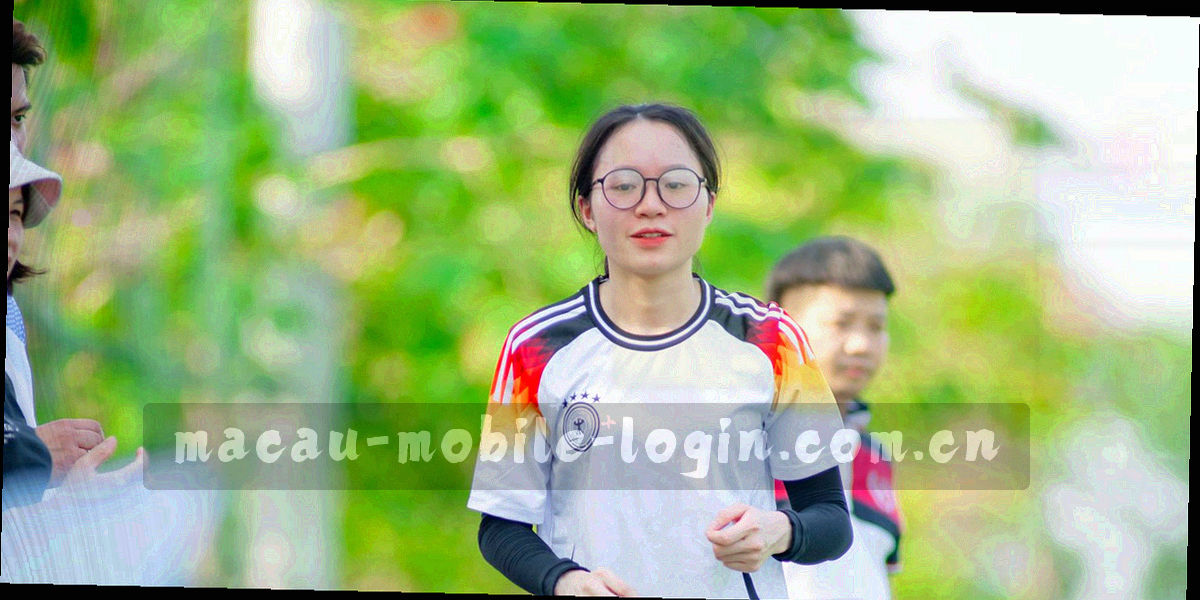 深墨蓝背景上由湖绿与暖金细线连接的节点网络，表现终端、站内检索与反馈记录之间的信息流向